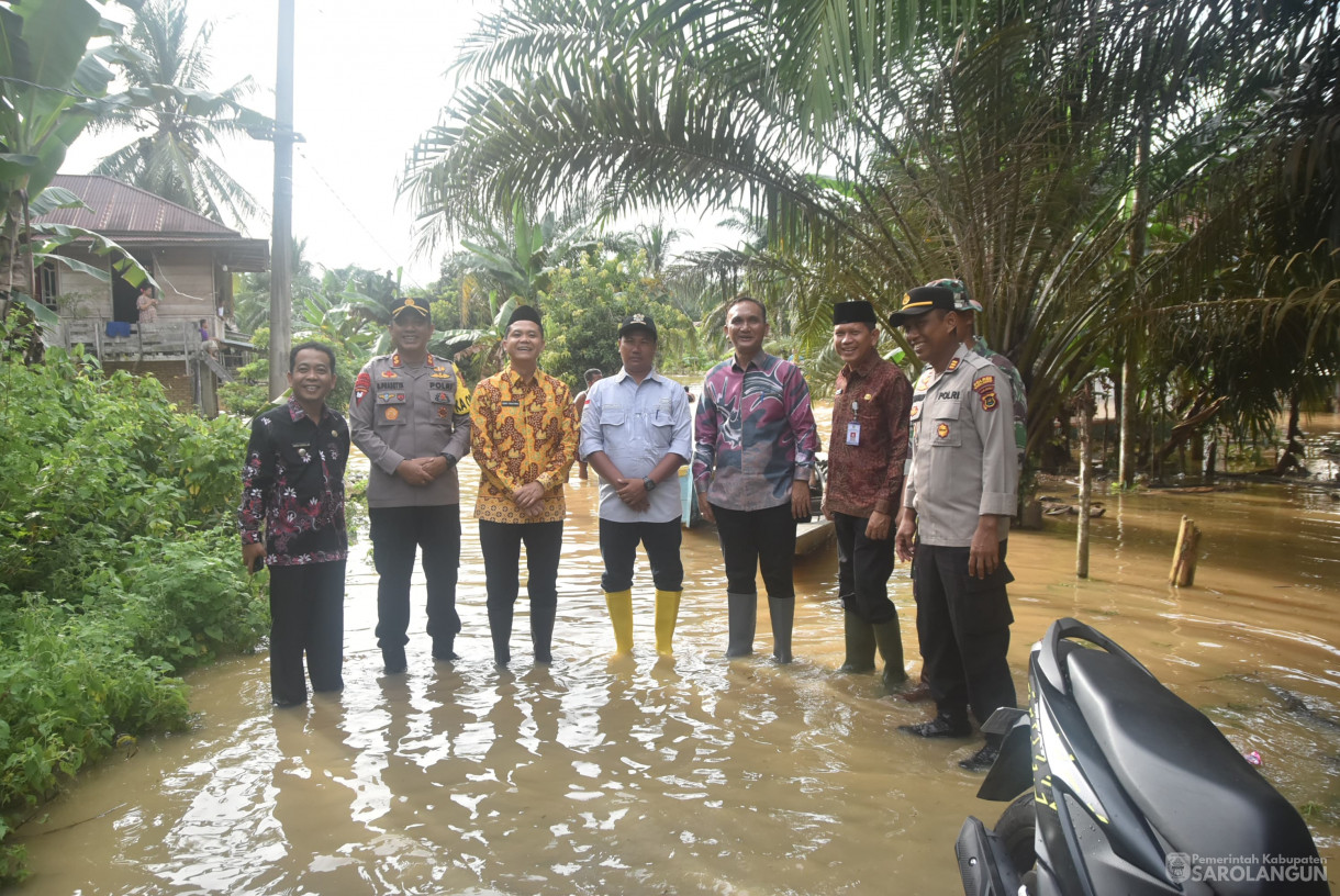 6 Maret 2025 - Peninjauan Lokasi Banjir dan Penyerahan Bantuan Bagi Korban Terdampak Banjir di Kecamatan Mandiangin&nbsp;