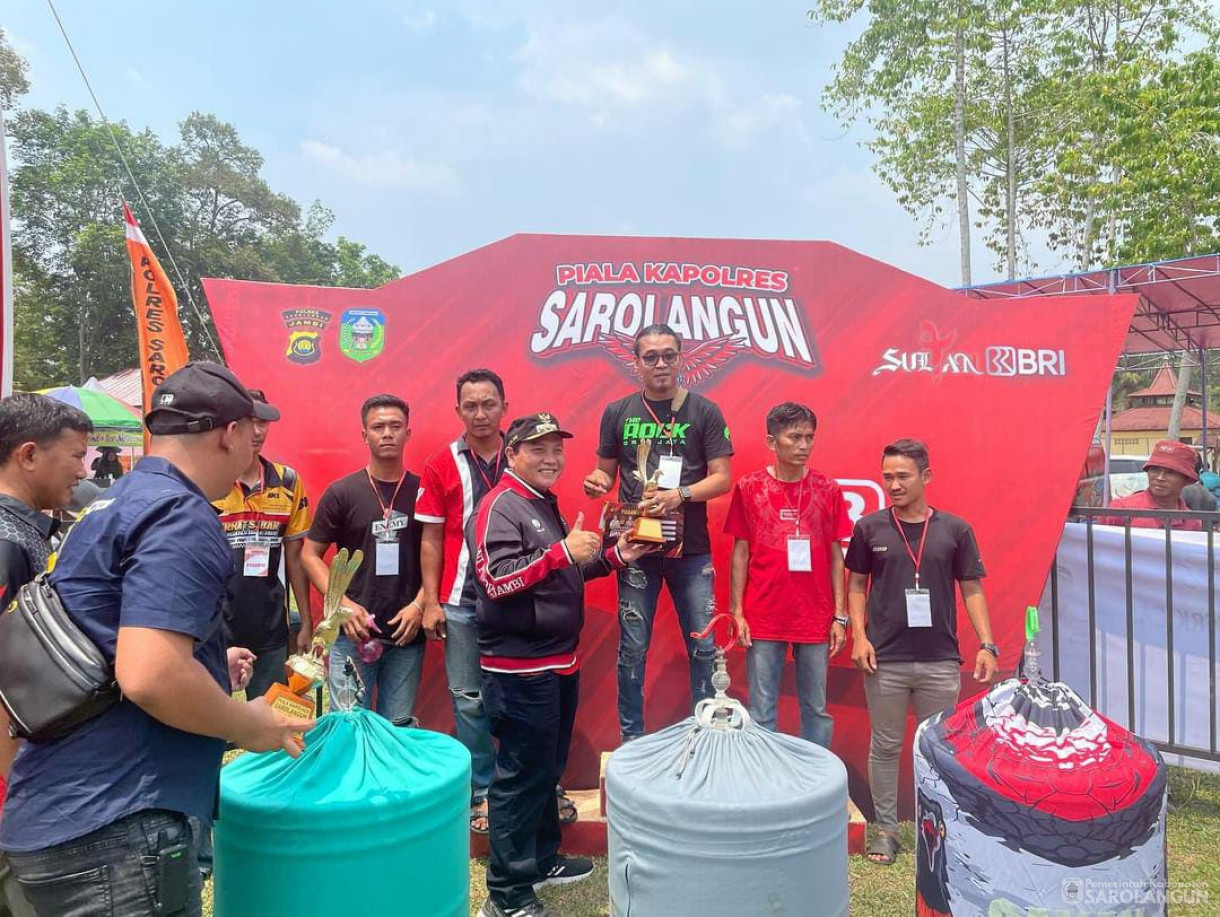 29 Oktober 2023 - Penjabat Bupati Sarolangun Menghadiri Lomba Dan Pameran Seni Burung Berkicau Piala Kapolres Di Lapangan Polsek Sarolangun