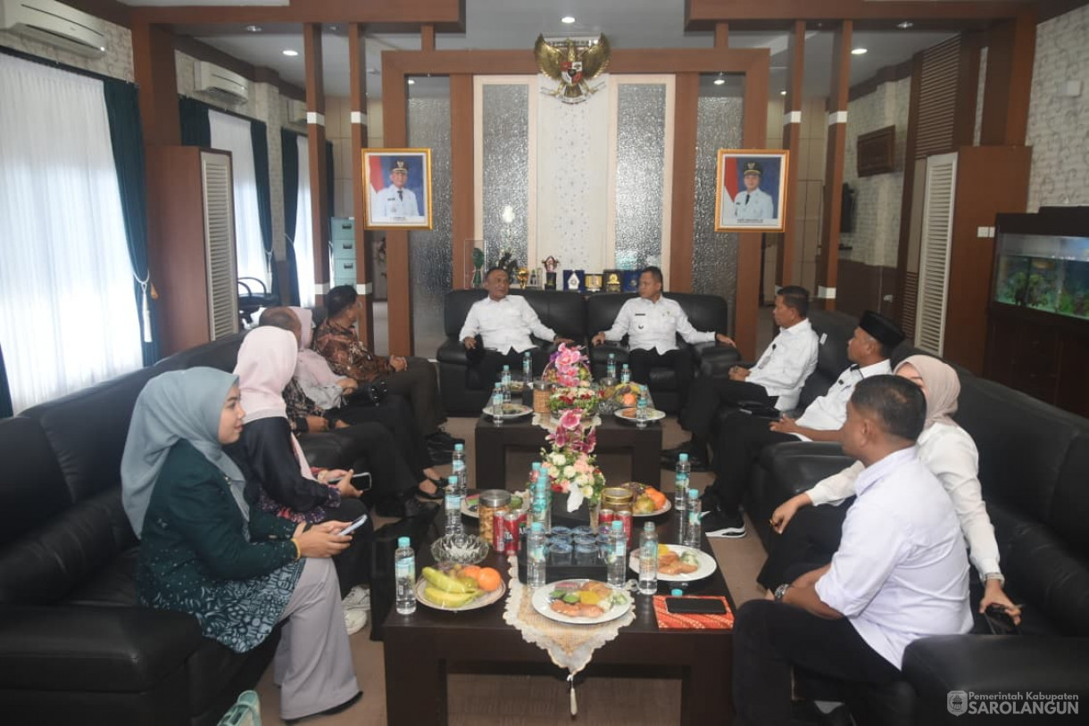 15 Oktober 2025 Pertemuan dan Audiensi CEO Bank BSI Regional 3 Palembang Ari Yusnairi Muslim dengan Pemerintah Kabupaten Sarolangun di Ruang Kerja Bupati Sarolangun