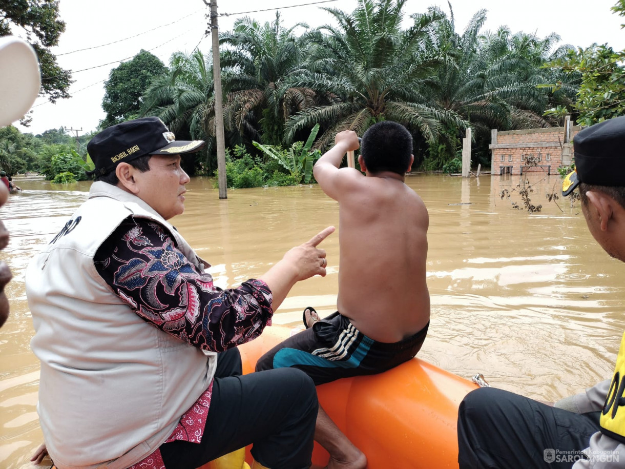 12 Januari 2024 - Meninjau Lokasi Terdampak Banjir Di Desa Teluk Kecimbung Dan Memberikan Bantuan Di Kecamatan Bathin VIII