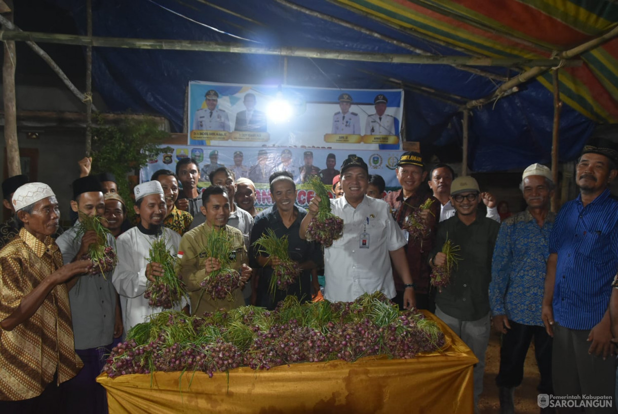 19 Oktober 2023 - Penjabat Bupati Sarolangun Menghadiri Gerakan Tanam Cepat Panen Bawang Merah Kelompok Tani Pemetang Benteng Desa Sepintun Kecamatan Pauh