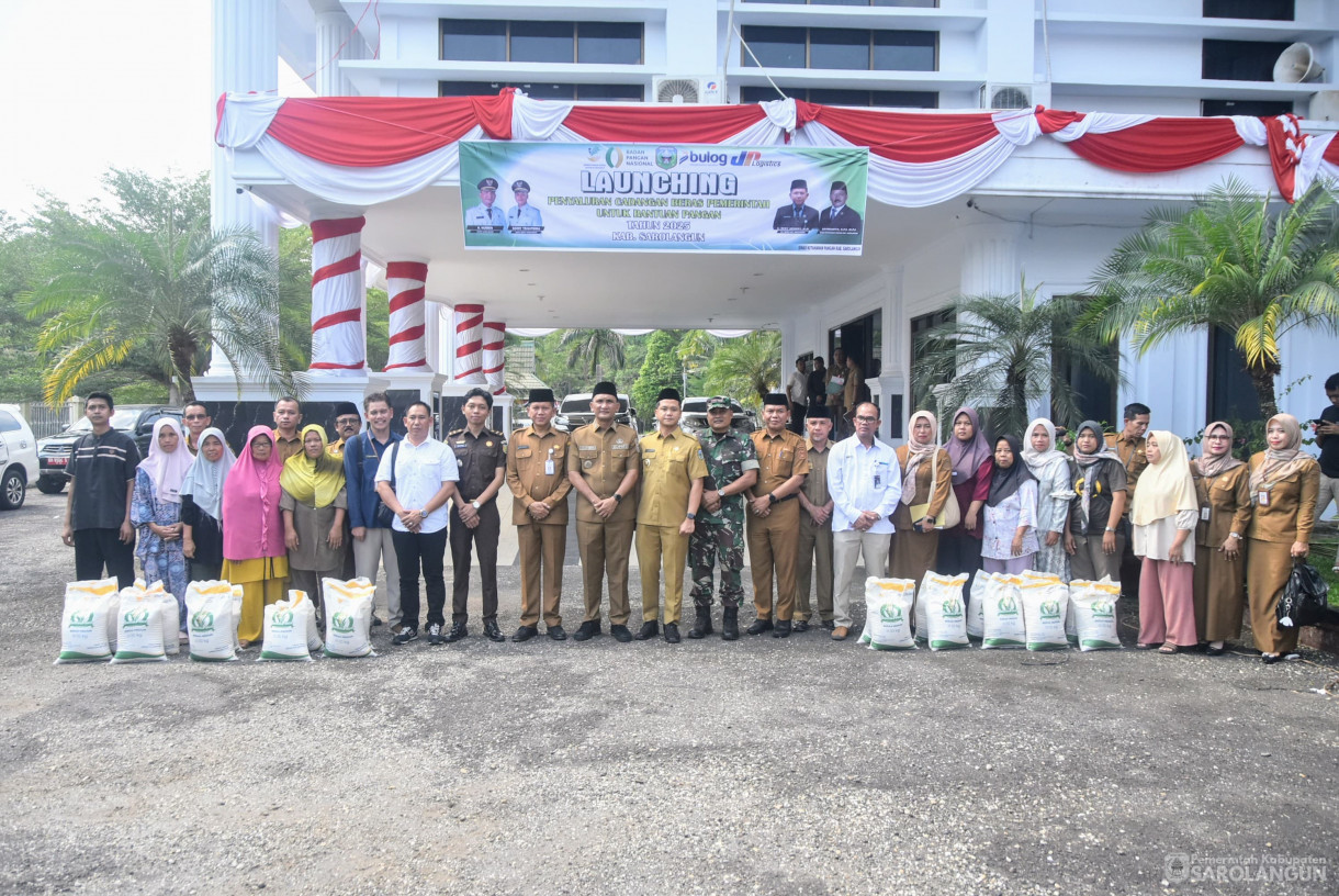 28 Juli 2025 - Launching Penyaluran Cadangan Beras Pemerintah Untuk Bantuan Pangan di Halaman Kantor Bupati Sarolangun