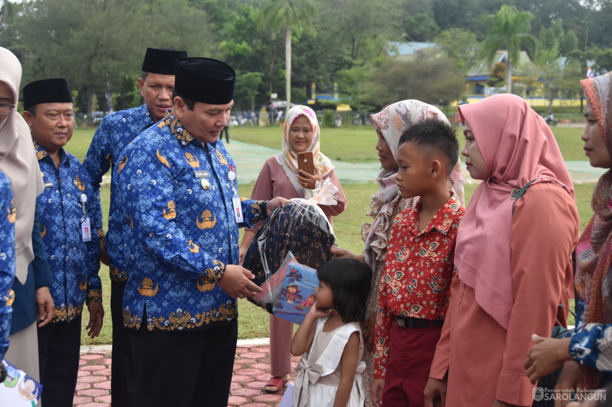 30 November 2023 - Upacara HUT KORPRI Ke 52 Sekaligus Penyerahan Bantuan JKM dan Beasiswa Di Lapangan Gunung Kembang Sarolangun