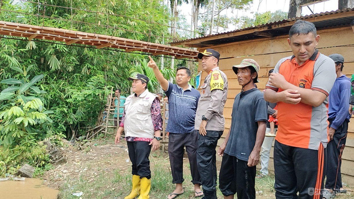 12 Januari 2024 - Meninjau Lokasi Terdampak Banjir Di Desa Teluk Kecimbung Dan Memberikan Bantuan Di Kecamatan Bathin VIII