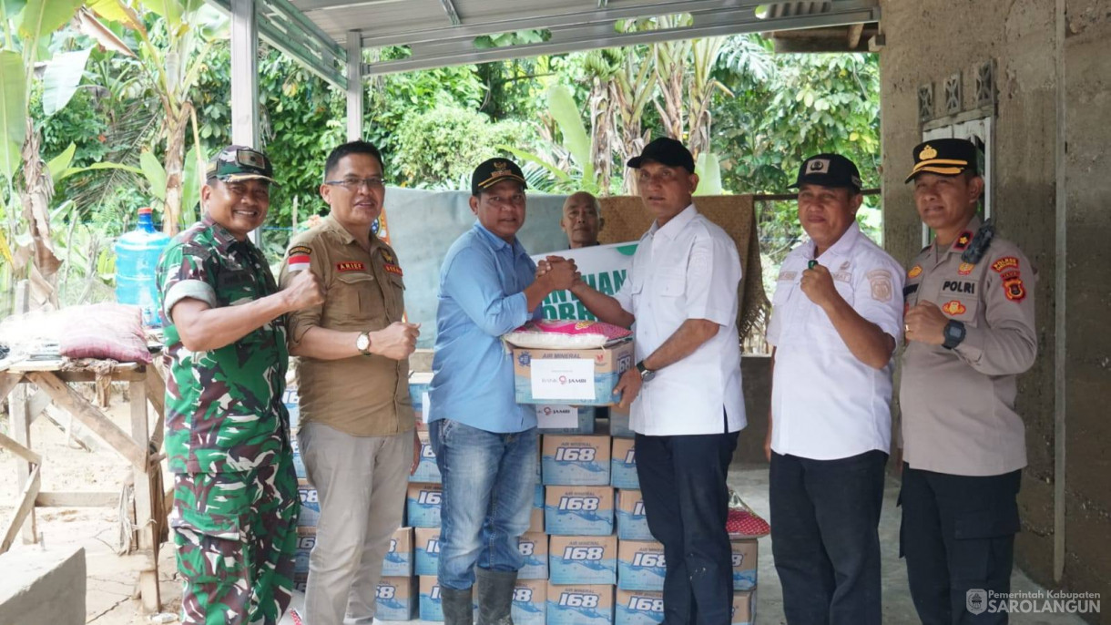 29 April 2026 Bupati Sarolangun melakukan peninjauan jembatan putus, serta menyerahkan bantuan terhadap korban terdampak banjir di Kecamatan Bathin VIII