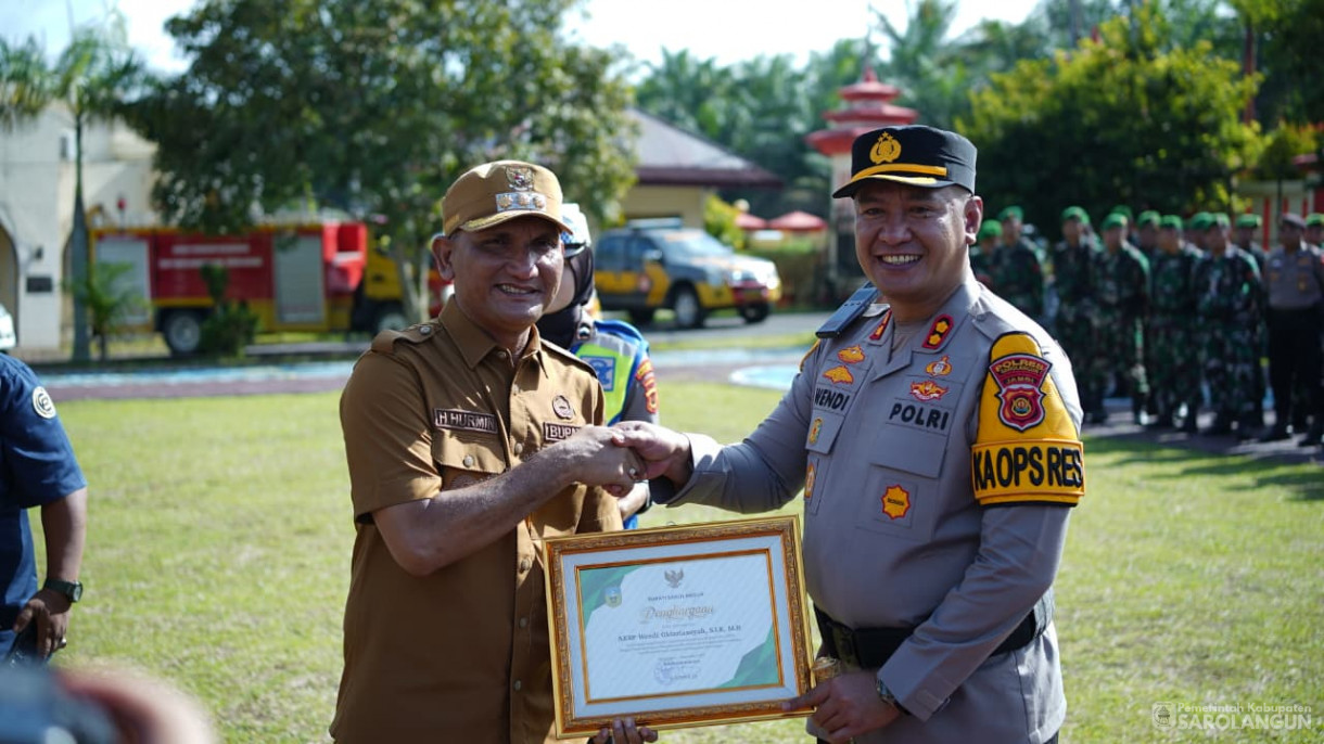 Apel Gelar Pasukan Dalam Rangka Operasi Lilin Tahun 2025 Sekaligus Memberikan Penghargaan dari Bapak Bupati Kepada 4 Pejabat Polres Sarolangun
