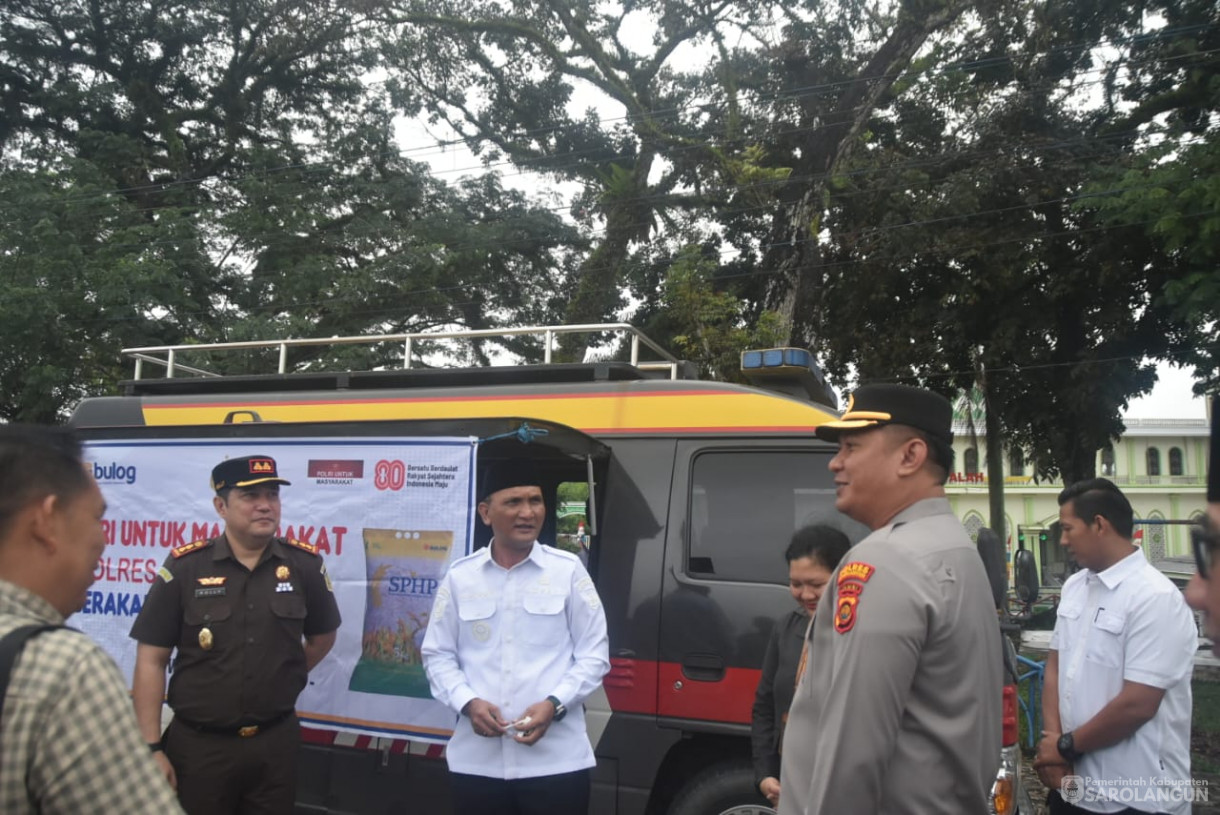 13 Agustus 2025 - Pembagian Bendera Merah Putih Kepada Masyarakat Dalam Rangka HUT RI Ke 80 di Depan Bank Jambi