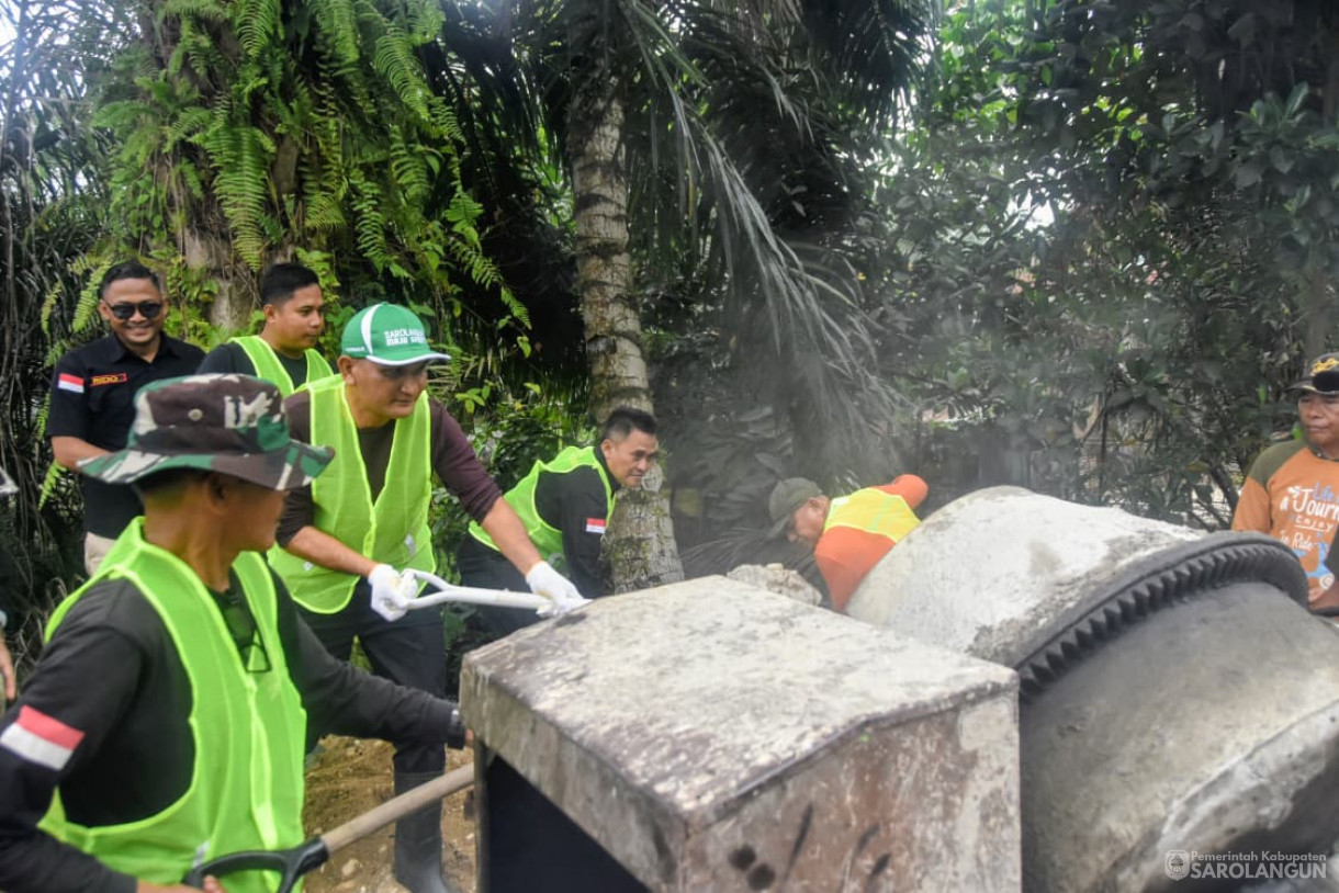 30 November 2025&nbsp; Gotong Royong Membangun Infrastruktur Bersama Masyarakat Desa Sungai Merah Kecamatan Pelawan