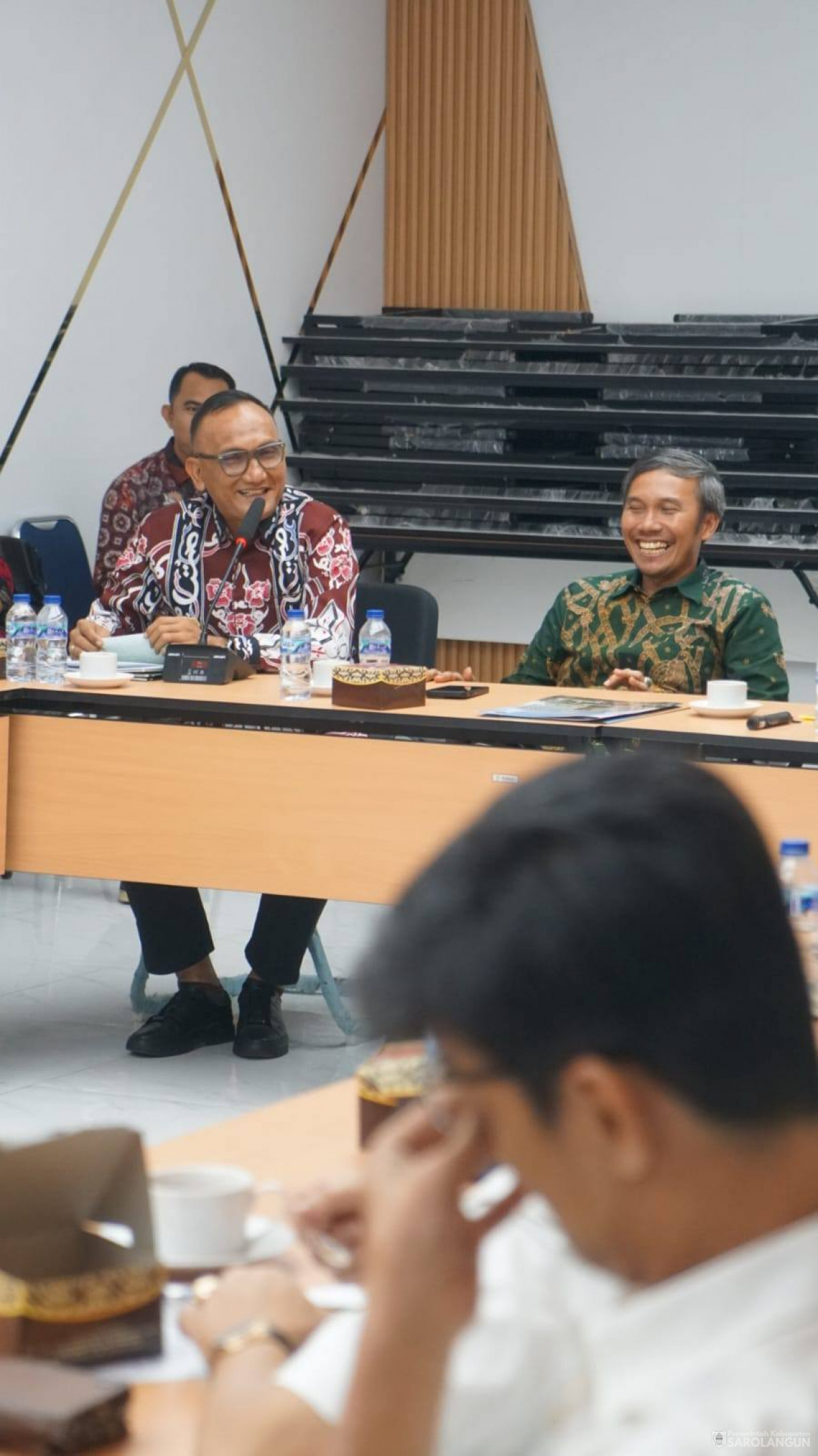 7 Mei 2026 Bupati Sarolangun dan Sekretaris Daerah Kabupaten Sarolangun menghadiri Audiensi Pembahasan Usulan Pembangunan 7 Jembatan Gantung di Kab. Sarolangun yang Rusak Berat Akibat di Terjang Banjir Bandang bersama Anggota Komisi V DPR RI DR. Edi Pu