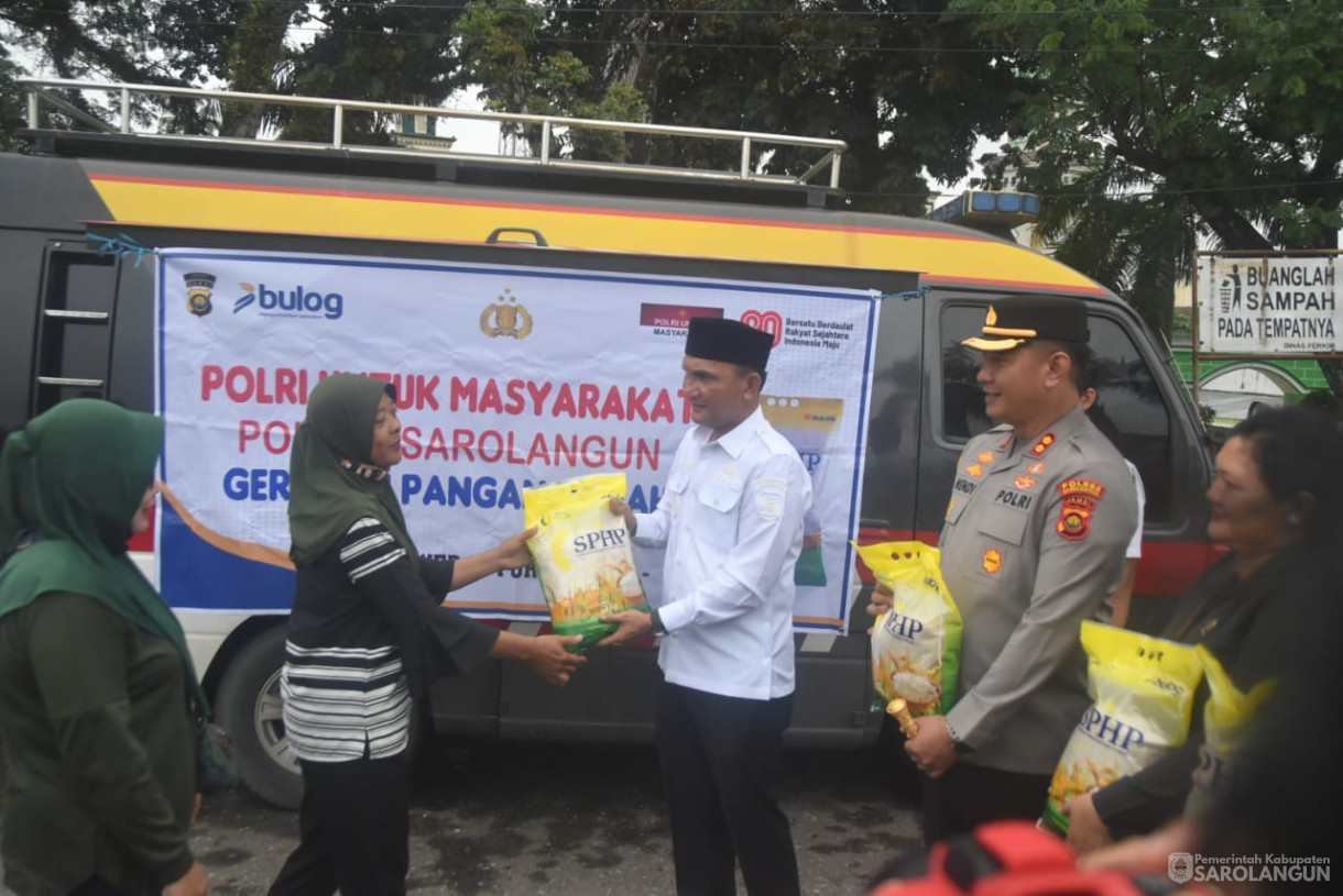 13 Agustus 2025 - Pembagian Bendera Merah Putih Kepada Masyarakat Dalam Rangka HUT RI Ke 80 di Depan Bank Jambi