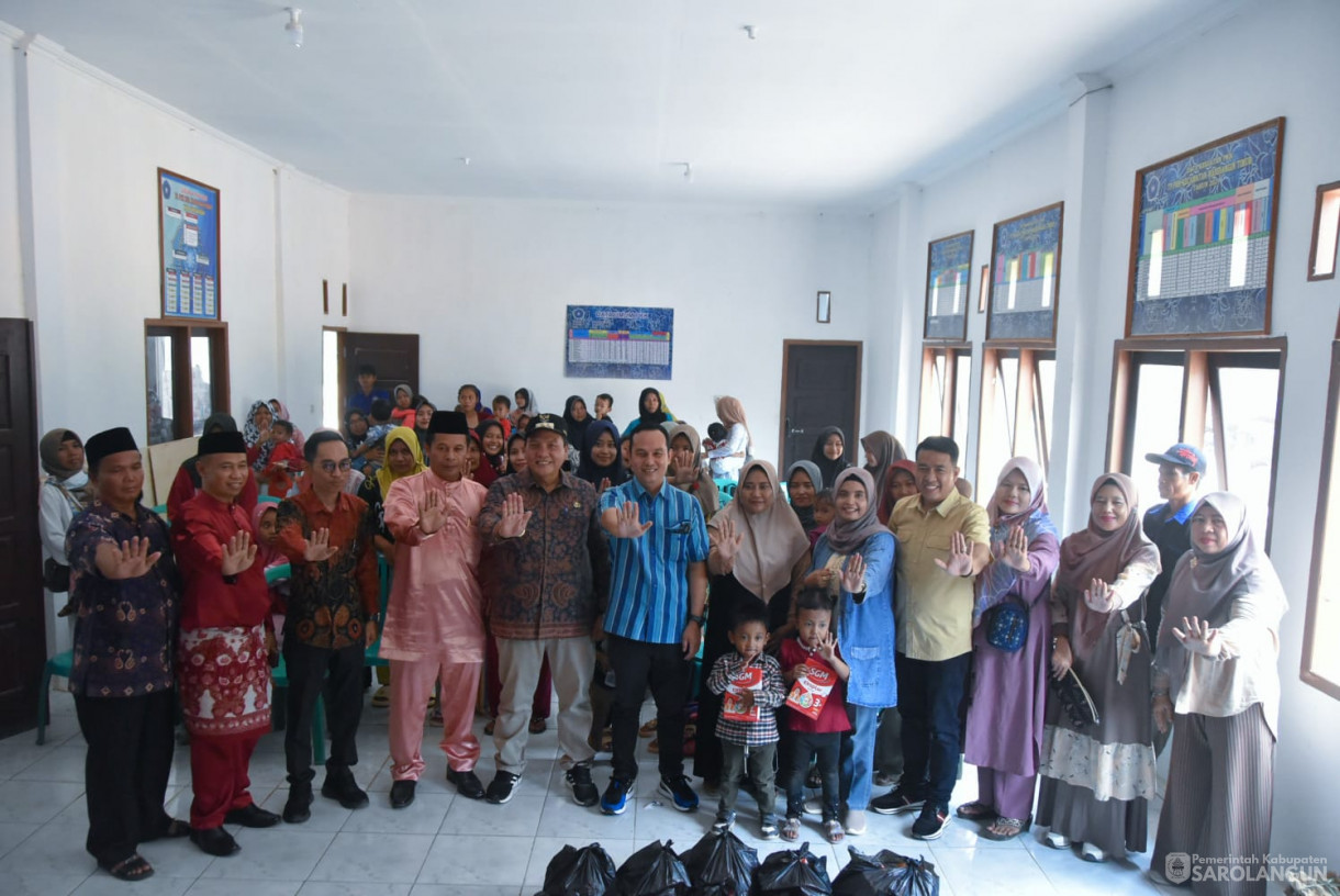 15 Oktober 2023 - Penjabat Bupati Sarolangun Menyerahkan Bantuan Stunting dan Pembuatan&nbsp; KTP Elektronik dan Kartu Keluarga di Kantor Camat Mandiangin Timur