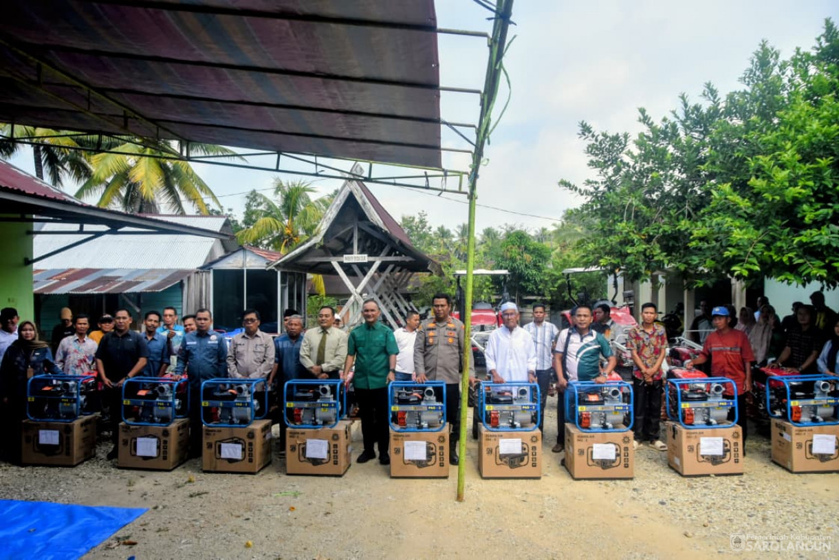 31 Oktober 2025 Penyerahan Secara Simbolis Alsintan Kepada Kelompok Tani Kabupaten Sarolangun