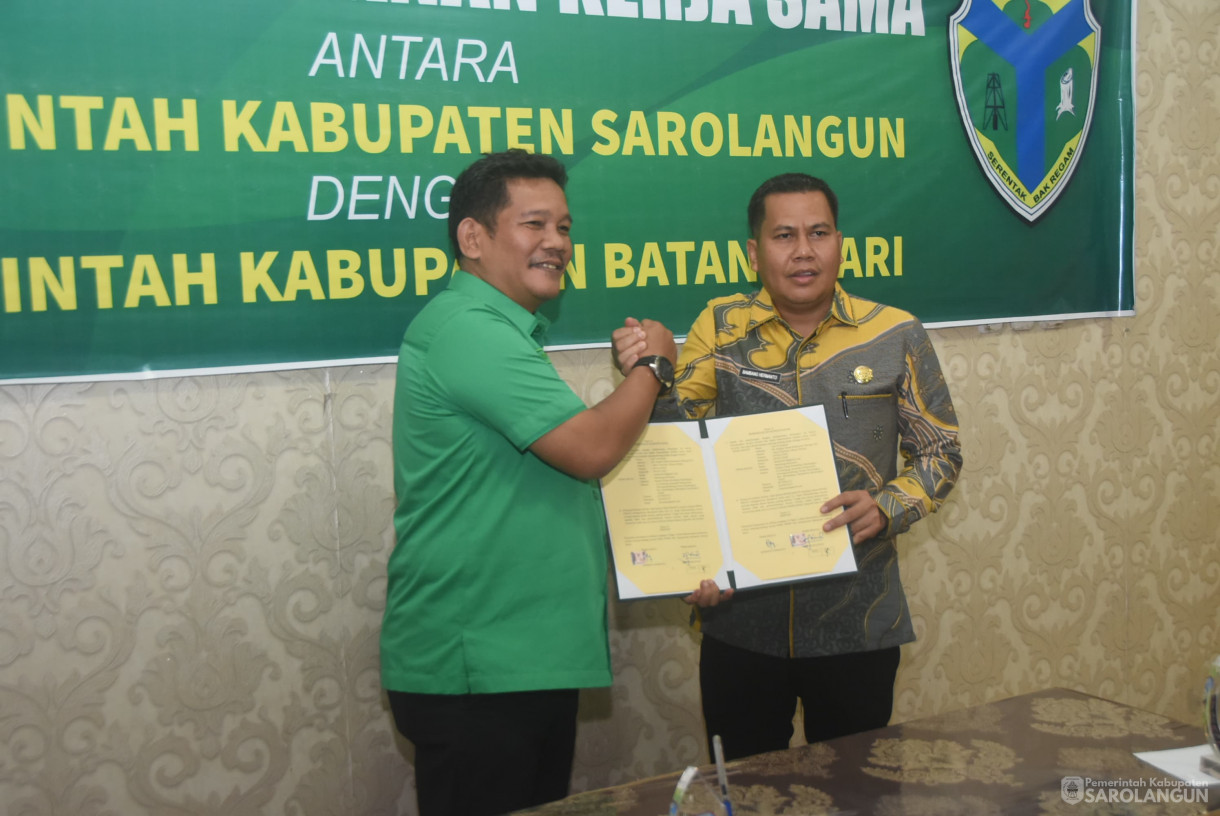 8 Agustu 2025 - Penandatanganan Kerjasama Antara Pemerintah Kabupaten Sarolangun dengan Pemerintah Kabupaten Batanghari di Rumah Dinas Bupati Sarolangun