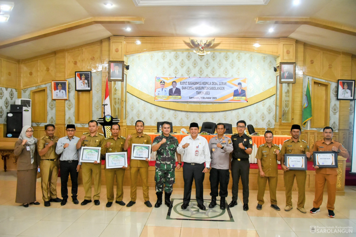 19 Desember 2023 - Rapat Koordinasi Kepala Desa, Lurah Dan Camat Kabupaten Sarolangun Tahun 2023 Di Ruang Aula Utama Kantor Bupati Sarolangun