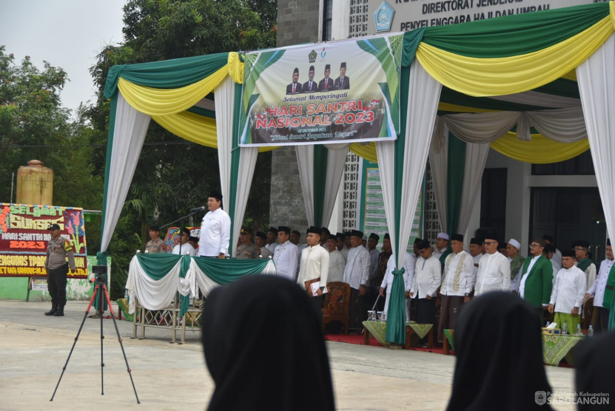 22 Oktober 2023 - Penjabat Bupati Sarolangun Memimpin Apel Peringatan Hari Santri Nasional 2023 di Lapangan Kantor Kementerian Agama Sarolangun