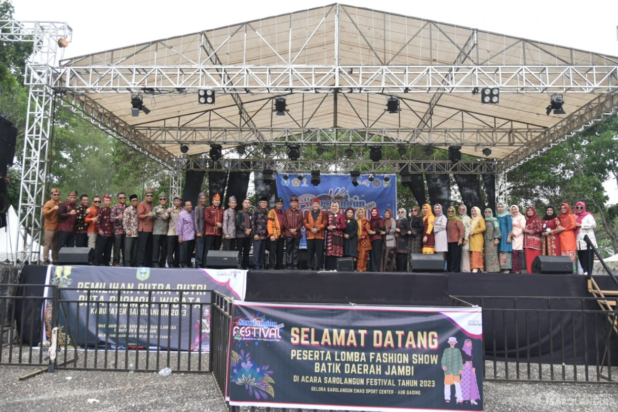 10 Oktober 2023 - Penjabat Bupati Sarolangun Menghadiri Lomba Fashion Show Batik Daerah Jambi Di Panggung Utama Koni Sport Centre Sarolangun