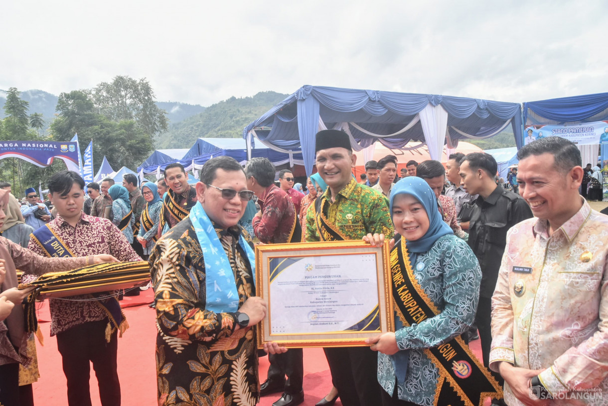 31 Juli 2025 - Peringatan Puncak Hari Keluarga Nasional Ke 32 Tingkat Provinsi Jambi Sekaligus Pengukuhan AyahBunda Genre Provinsi dan Kabupaten Kota di Halaman Kantor Bupati Kerinci