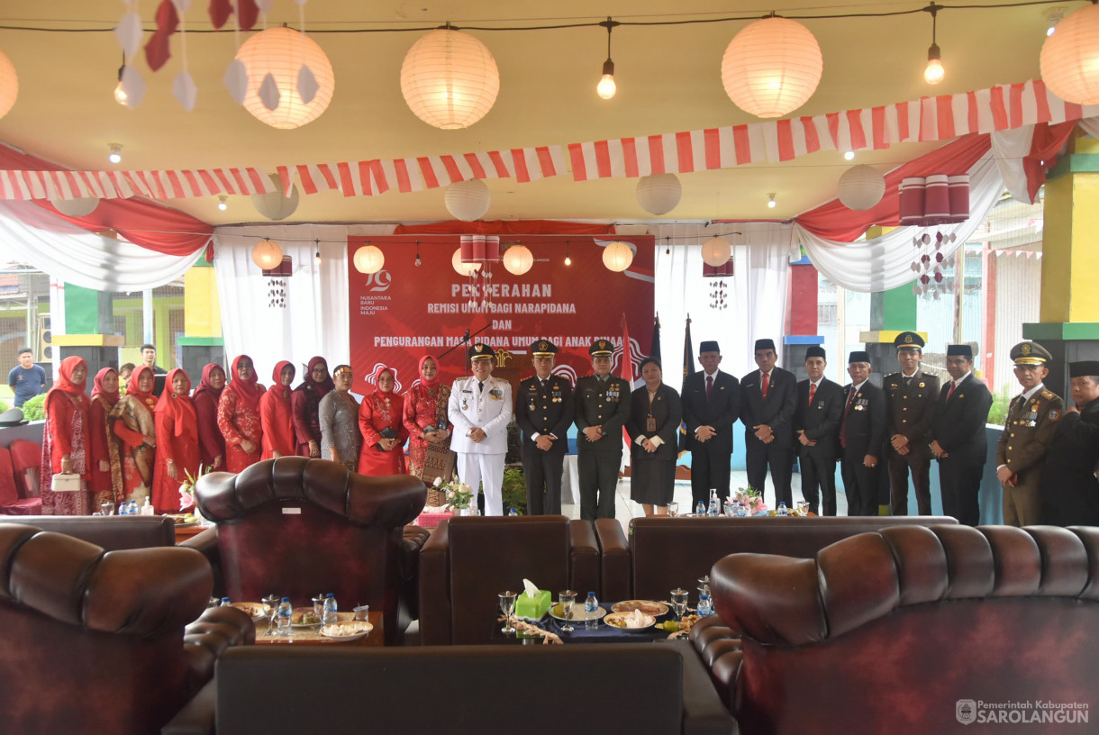 17 Agustus 2024 -&nbsp;Penyerahan Remisi Umum Bagi Narapidana dan Pengurangan Masa Pidana Umum, Bertempat di Lapan Kelas IIB Sarolangun
