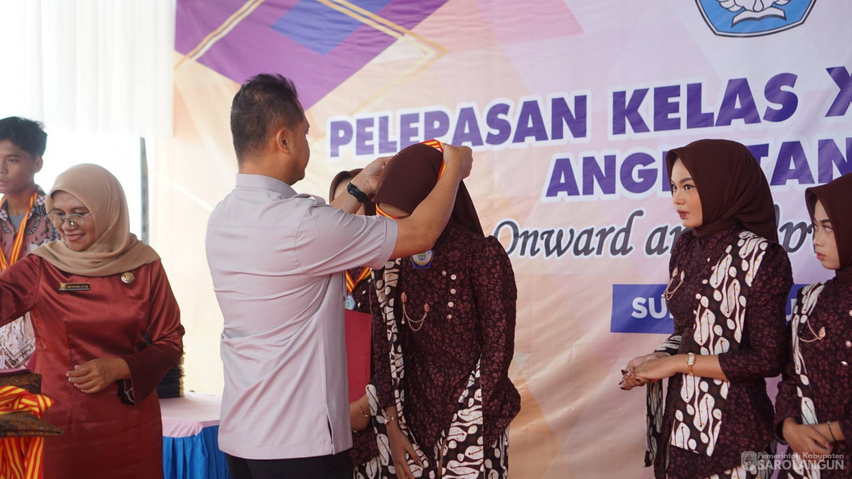 6 Mei 2026 Wakil Bupati Sarolangun Menghadiri acara perpisahan kelas XII SMAN 11 Sarolangun di Desa Butang Baru Kec. Mandiangin Timur