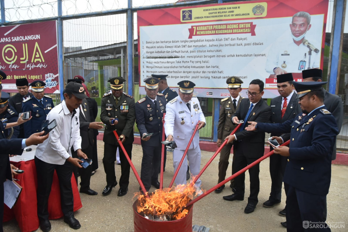 17 Agustus 2023 - Penjabat Bupati Sarolangun Dr. Ir. Bachril Bakri, M.App, Sc Menghadiri Acara Pemberian Remisi Bagi Narapidana dan Anak Binaan Dalam Rangka HUT RI Ke-78 Di Lapas Kelas II B Sarolangun