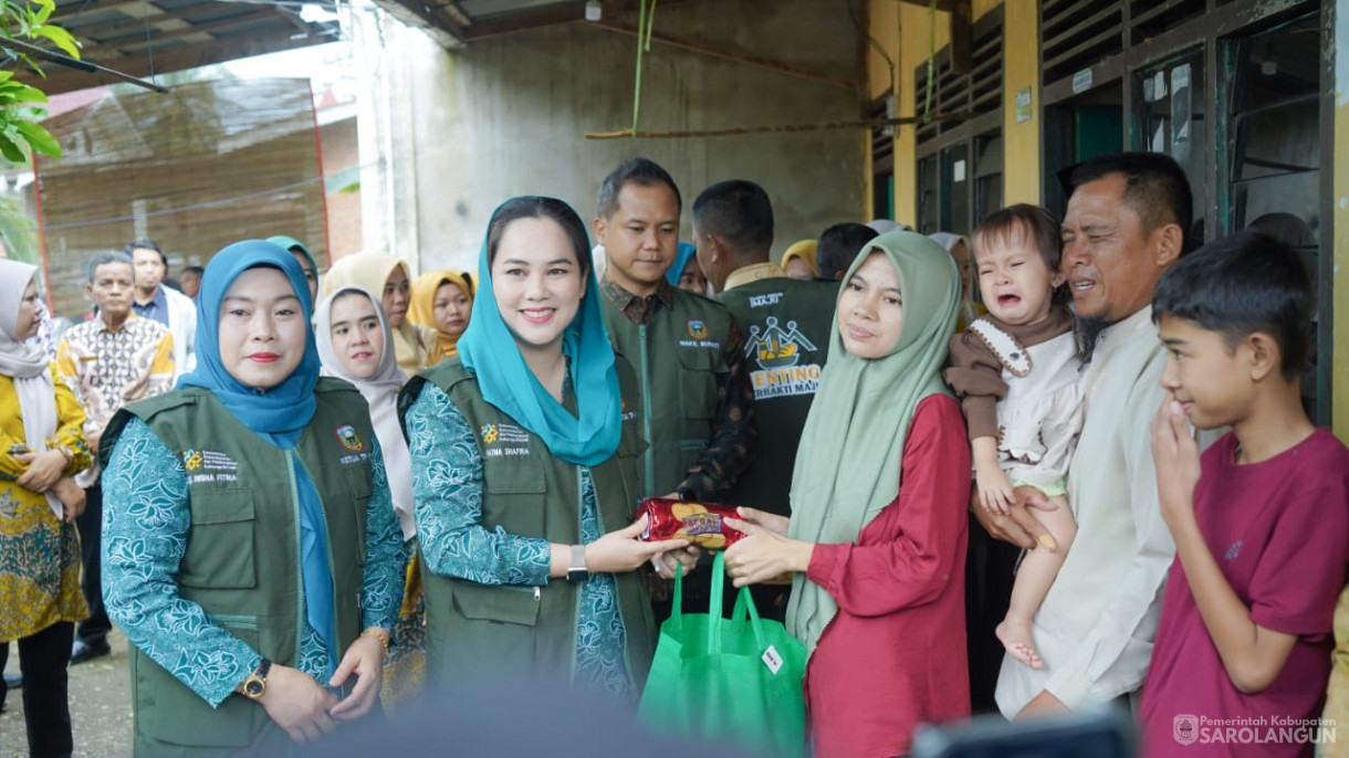 Mengunjungi Rumah Warga Resiko Stunting Sekaligus Memberikan Air Susu dan Menyuap Telur Rebus Kepada Warga yang Beresiko Stunting, Memberikan Bantuan Genting Berbakti Maju