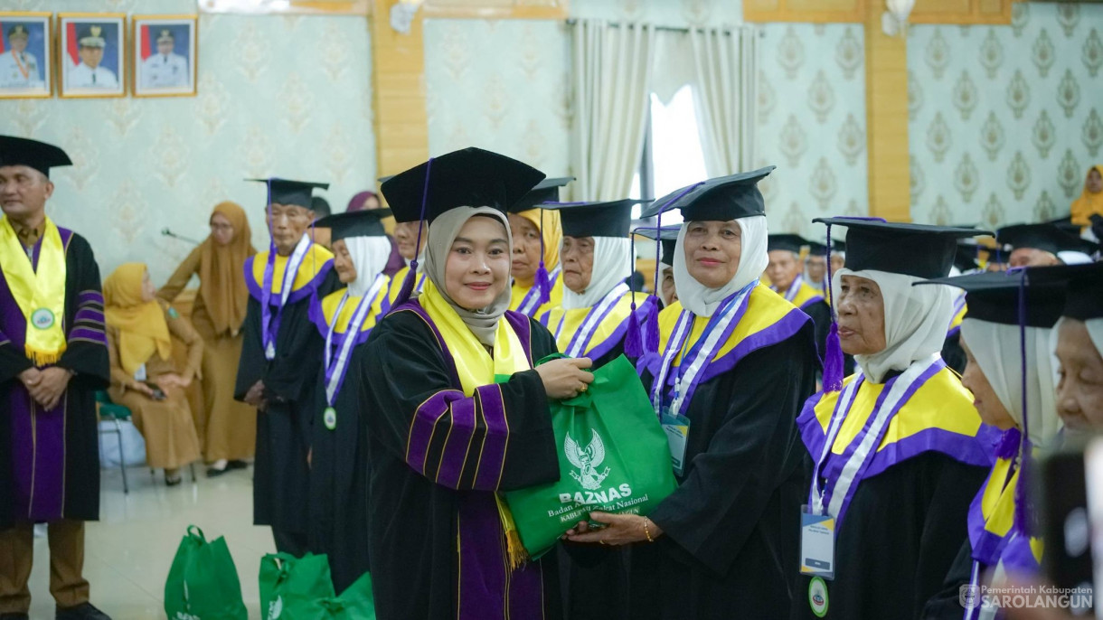 24 Februari 2026&nbsp;Santunan Baznas dan Bantuan CSR Bank Jambi pada Acara Wisuda Sekolah Lansia Sarolangun di Aula Utama Kantor Bupati Sarolangun