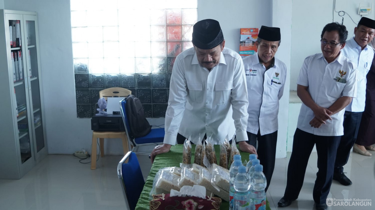 3 Desember 2025&nbsp; Peninjauan Sekaligus Pengguntingan Pita Kantor Baznas Mikrofinance Desa