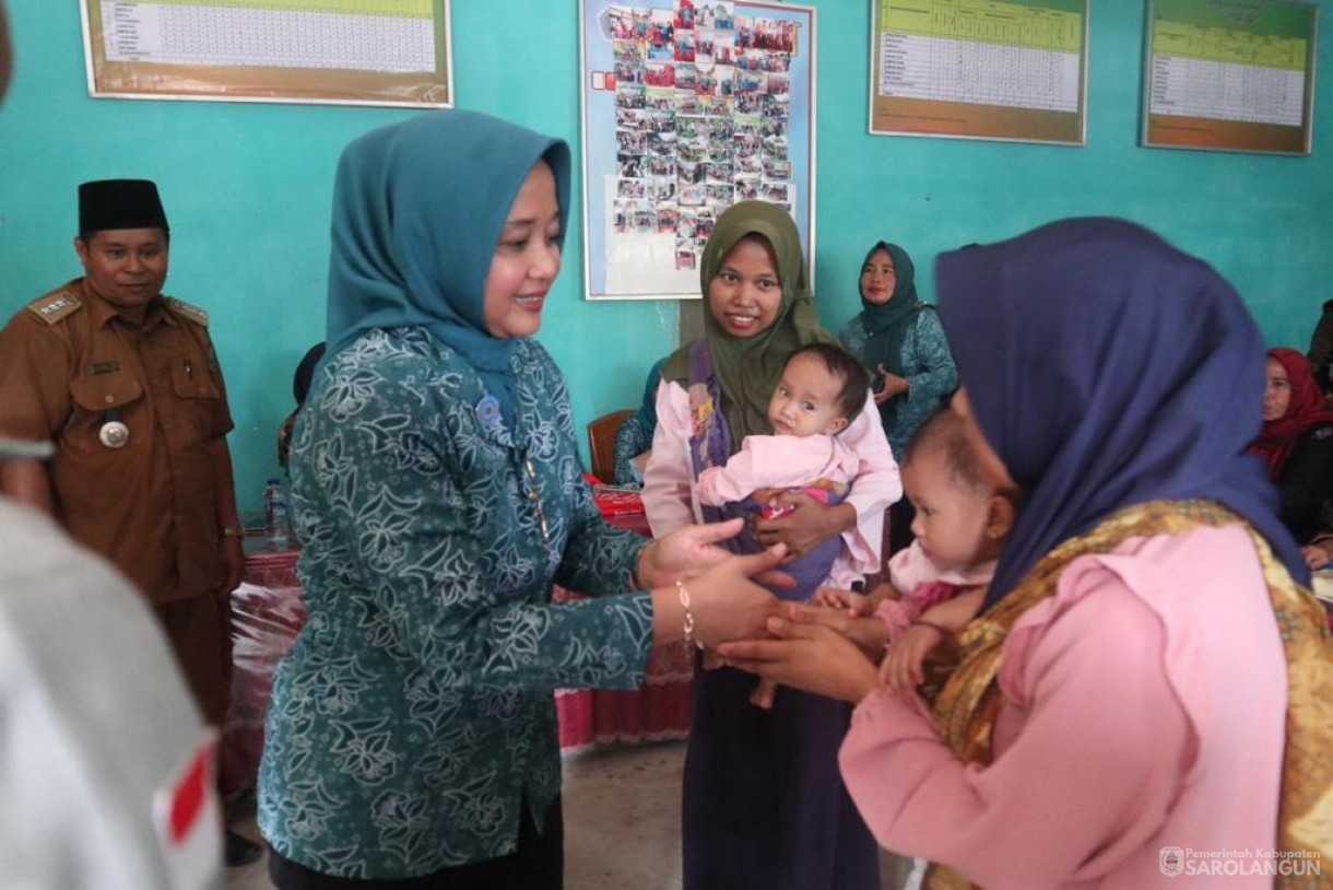 Senin,16 Oktober 2023, Ibu Penjabat Bupati Sarolangun selaku Ketua TP PKK dan Bunda PAUD Kab.Sarolangun melaksanakan kegiatan Penilaian Dasawisma,Parenting Bunda PAUD, dan Pemberian Bantuan Stunting di Desa Raden Anom Kecamatan Batang Asai