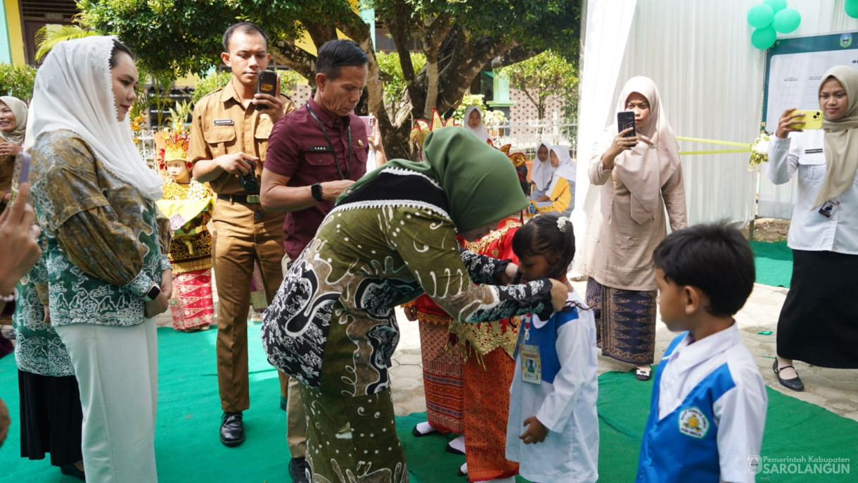 14 Juli 2025 - Pj Sekda Kabupaten Sarolangun Membuka Kegiatan Penguatan Transisi PAUD Ke SD Masa Transisi Masa Pengenalan Lingkungan Sekolah Ramah Tahun 2025 di SD 57 Sungai Benteng Kecamatan Singkut