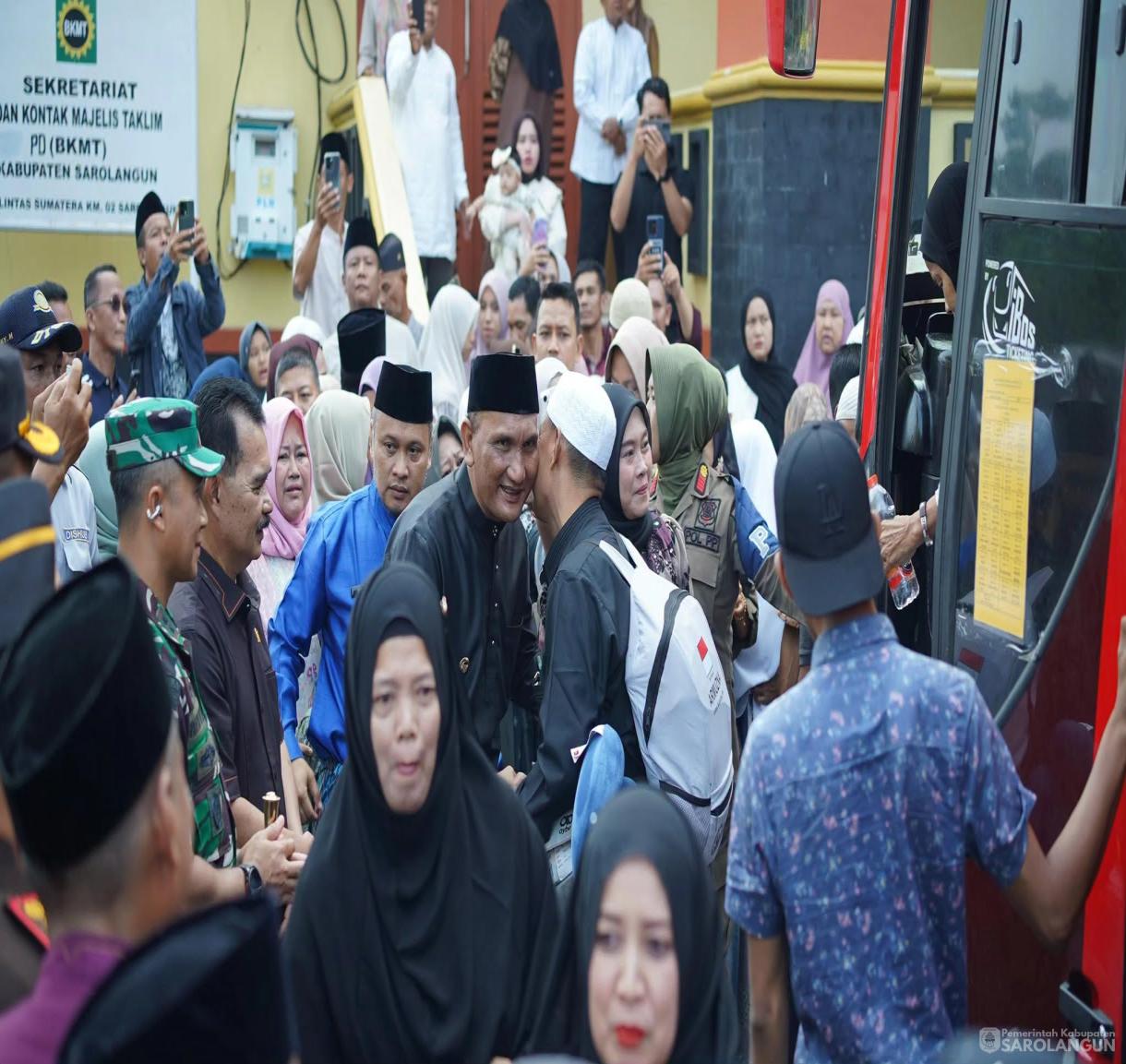29 Juni 2026 Bupati Sarolangun Menyambut Kedatangan Jamaah Haji Sarolangun di Masjid Assulthon Sarolangun
