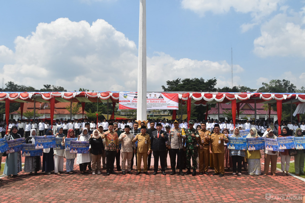 23 Juli 2024 - Pengukuhan Dan Penyerahan SK Perpanjangan Kepala Desa Dan BPD SeKabupaten Sarolangun Dan Launching Pembagian 10 Juta Bendera Merah Putih Dalam Rangka Hut Republik Indonesia Ke 79 Tahun 2024 Bertempat di Lapangan Gunung Kembang Sarolangun