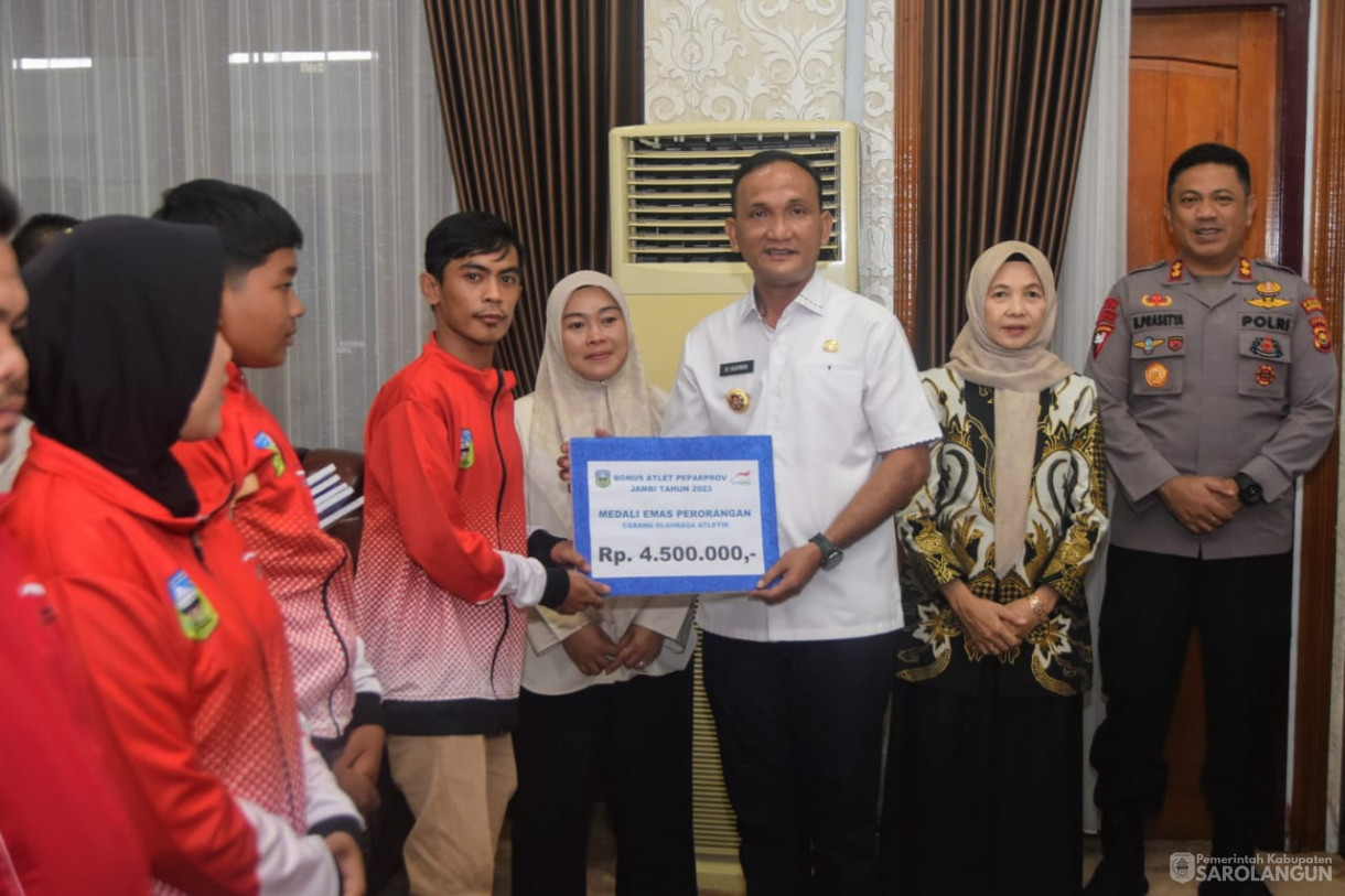 18 Juni 2025 - Penyerahan Bonus Secara Simbolis Kepada Atlet Berprestasi dan Pelatih Pasca Pekan Paralimpik Provinsi&nbsp;