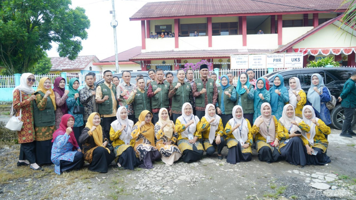 Mengunjungi Rumah Warga Resiko Stunting Sekaligus Memberikan Air Susu dan Menyuap Telur Rebus Kepada Warga yang Beresiko Stunting, Memberikan Bantuan Genting Berbakti Maju