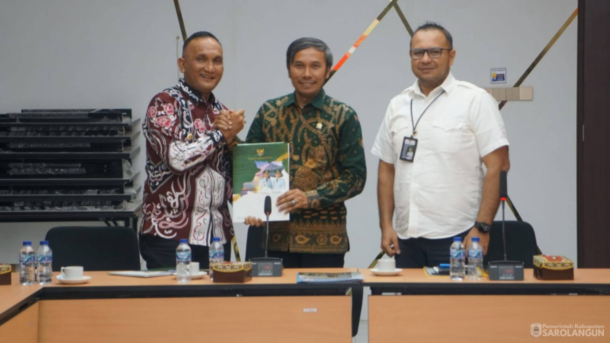 7 Mei 2026 Bupati Sarolangun dan Sekretaris Daerah Kabupaten Sarolangun menghadiri Audiensi Pembahasan Usulan Pembangunan 7 Jembatan Gantung di Kab. Sarolangun yang Rusak Berat Akibat di Terjang Banjir Bandang bersama Anggota Komisi V DPR RI