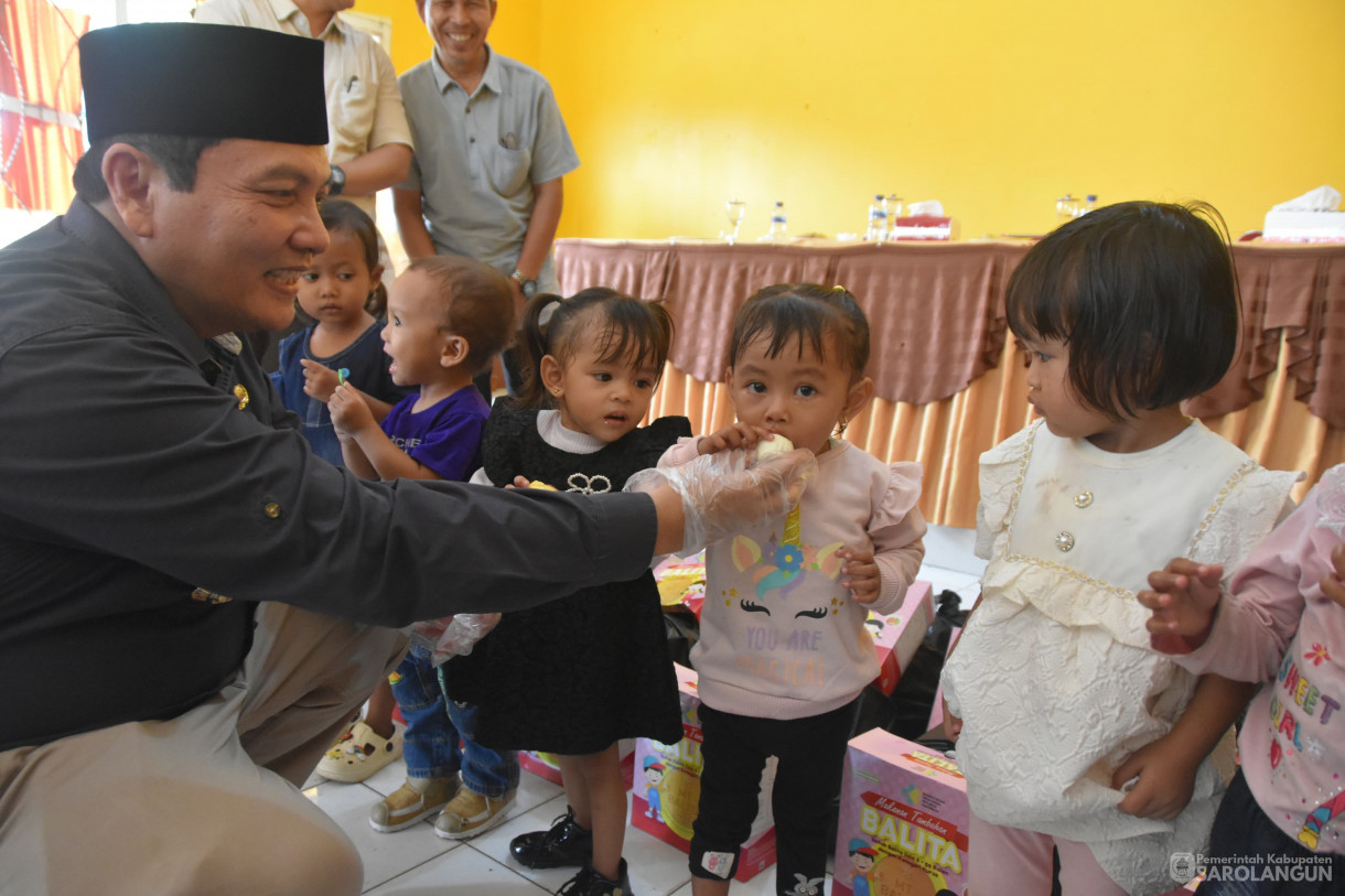 12 November 2023 - Penjabat Bupati Sarolangun Menyerahkan Bantuan Stunting di Kantor Camat Bathin VIII