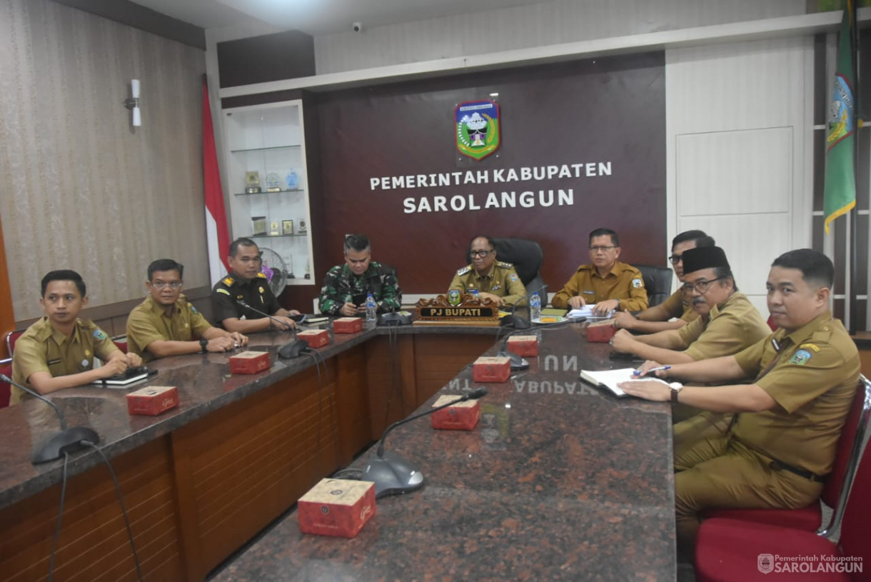 23 Desember 2024 - Rapat TPID Via Zoom Meeting di Ruang Pola Kantor Bupati Sarolangun