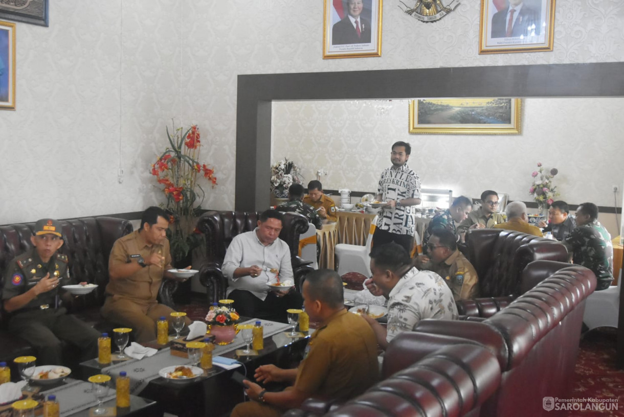 26 November 2024 - Sarapan Pagi Bersama Forkopimda Dan OPD, Bertempat di Rumah Dinas Bupati Sarolangun