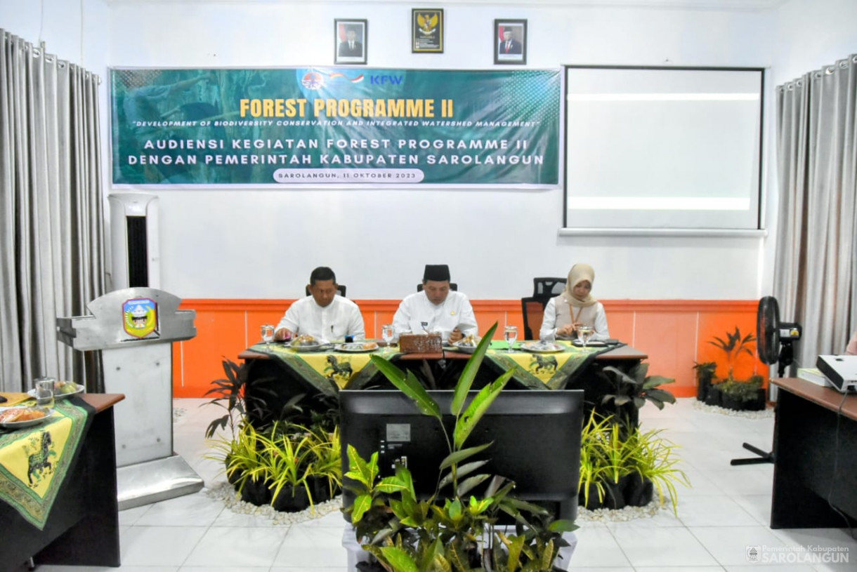 11 Oktober 2023 - Penjabat Bupati Sarolangun Menghadiri Acara Audiensi Kegiatan Forest Programme II&nbsp; di Aula Dinas Lingkungan Hidup Sarolangun