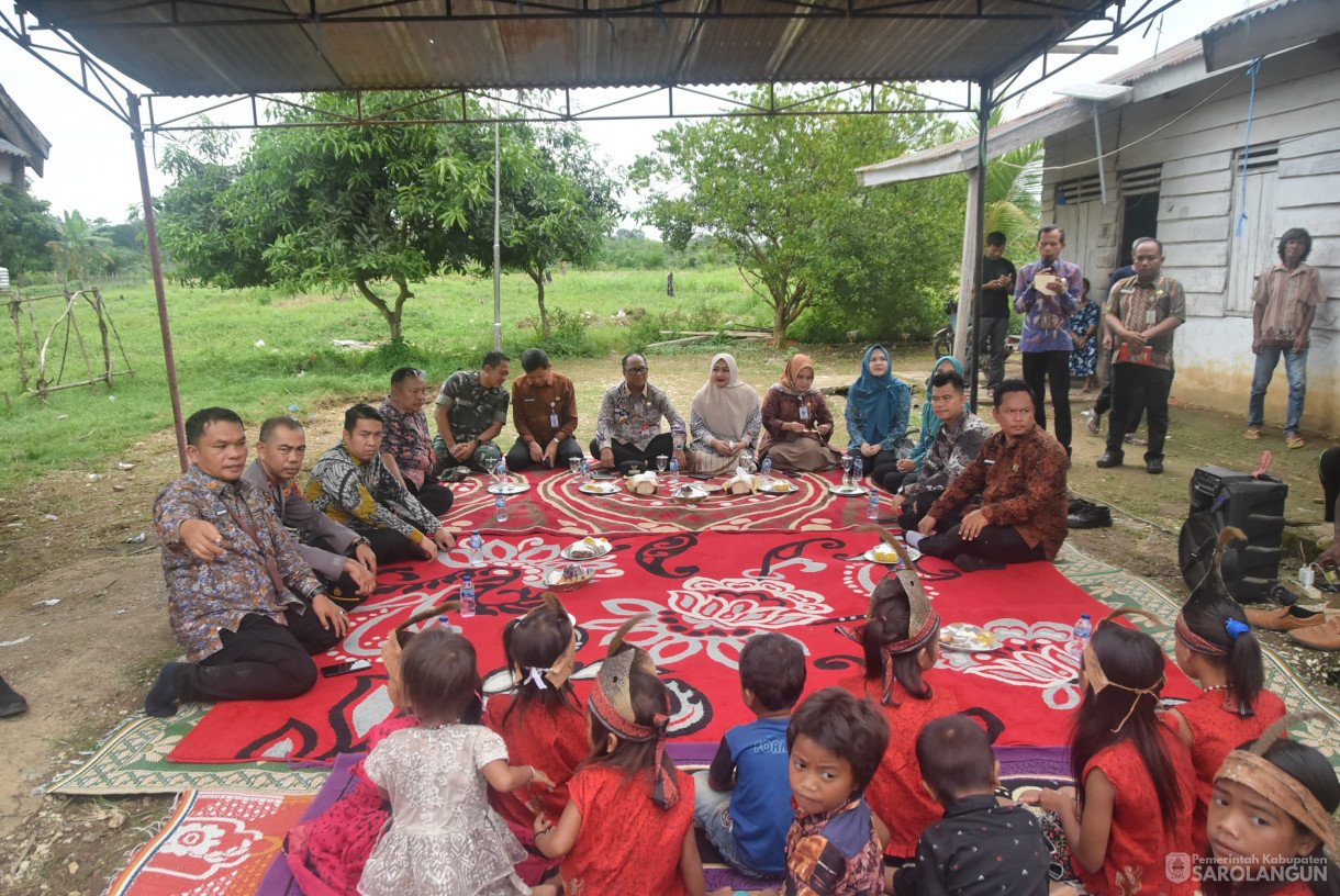 28 November 2024 - Penyerahan Bantuan Pakaian Untuk Suku Anak Dalam, Bertempat di Desa Sukajadi Kecamatan Bathin VIII