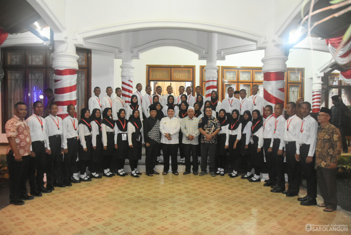 10 Agustus 2024 - Makan Malam Bersama Sekaligus Memberikan Arahan Kepada Anggota Paskibraka Sarolangun, Bertempat di Rumah Dinas Bupati Sarolangun