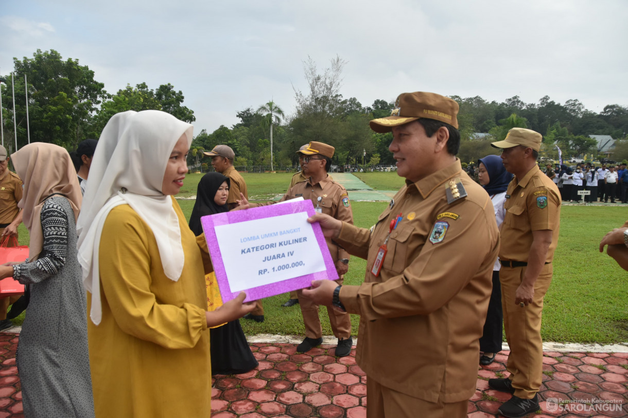 11 Desember 2023 - Apel Gabungan Sekaligus Penyerahan Hadiah Lomba Kegiatan UMKM Bangkit Dan Gabungan Kelompok Tani Terbaik Tingkat Kabupaten Sarolangun Di Lapangan Gunung Kembang Sarolangun