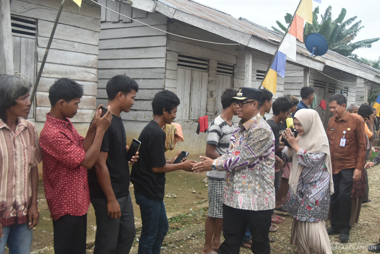 28 November 2024 - Penyerahan Bantuan Pakaian Untuk Suku Anak Dalam, Bertempat di Desa Sukajadi Kecamatan Bathin VIII