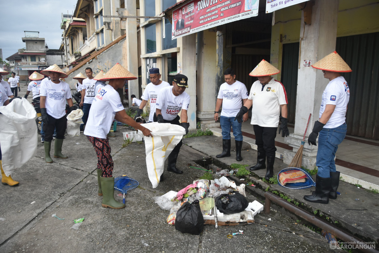 22 Desember 2023 - Pelaksanaan Program BRI Peduli Jaga Sungai Jaga Kehidupan Di Samping Kantor Lurah Pasar Sarolangun