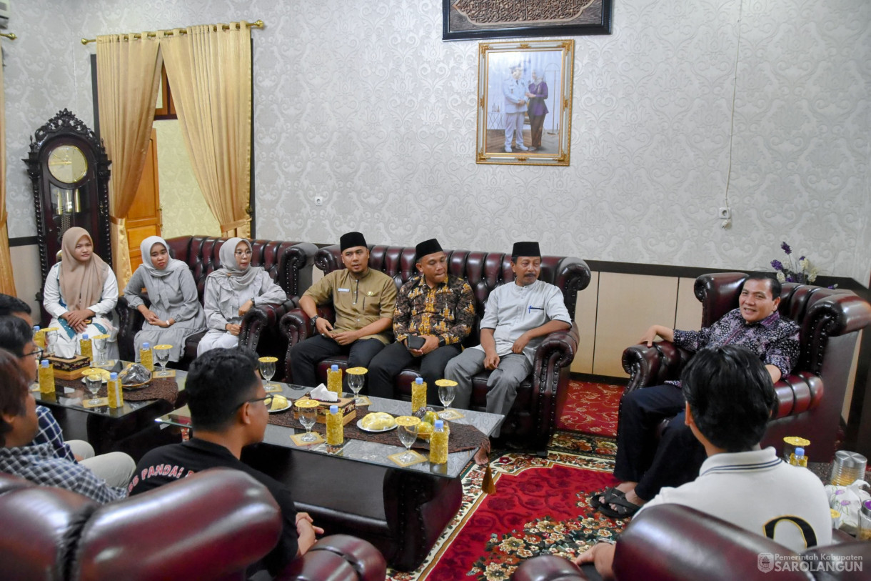 24 November 2023 - Penjabat Bupati Sarolangun Makan Malam Bersama Tim Guru GASING di Rumah Dinas Bupati Sarolangun