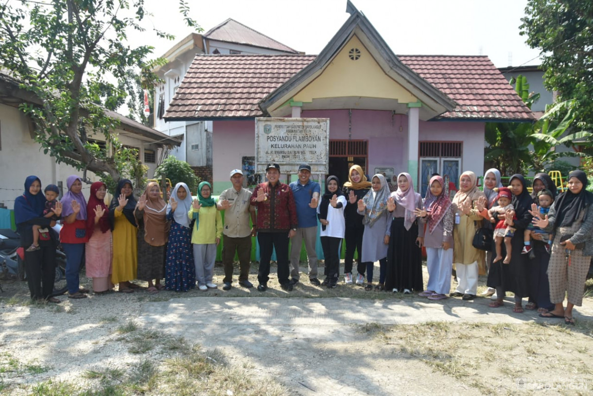 15 September 2023 - Penjabat Bupati Sarolangun Memberikan Bantuan Sembako Kepada Ibu Hamil dan Balita di Kantor Posyandu Kelurahan Pauh