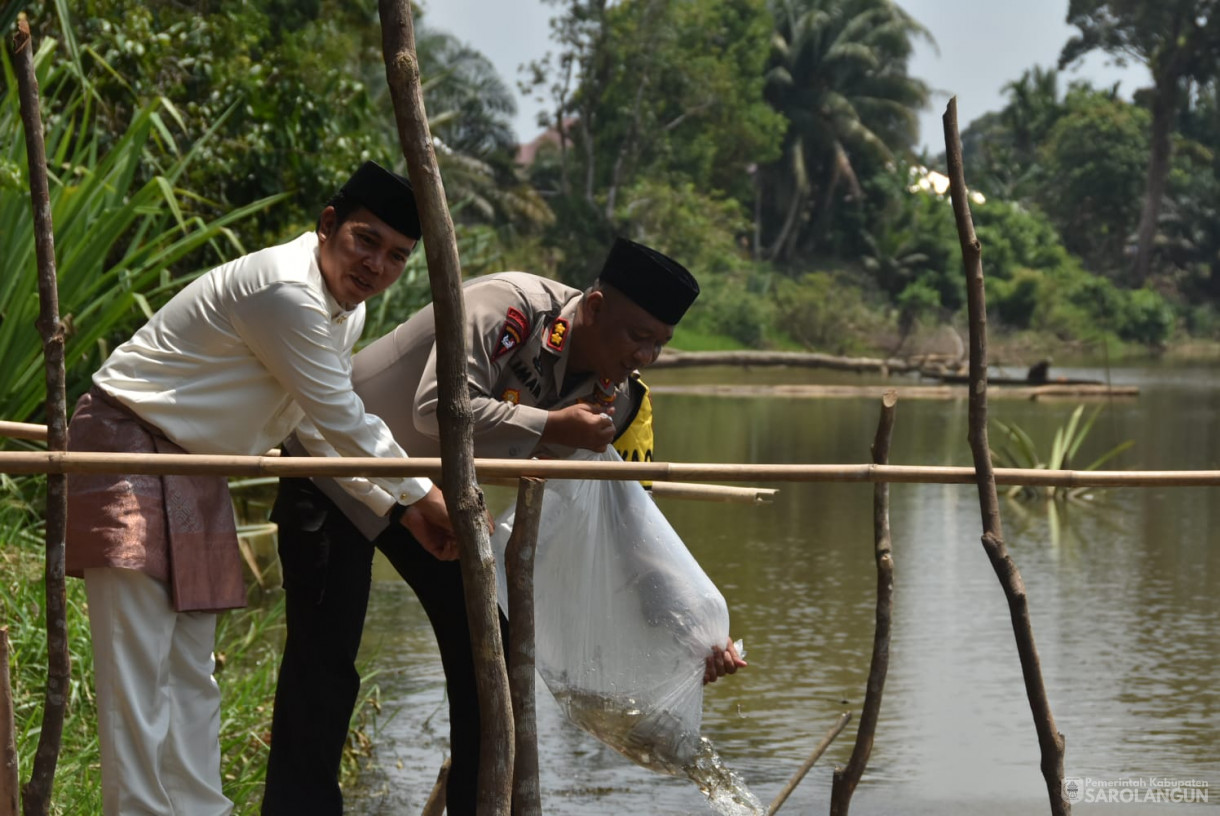 11 Oktober 2023 - Penjabat Bupati Sarolangun Bersama Forkopimda Menebar Benih Ikan Di Danau Baru Desa Lidung