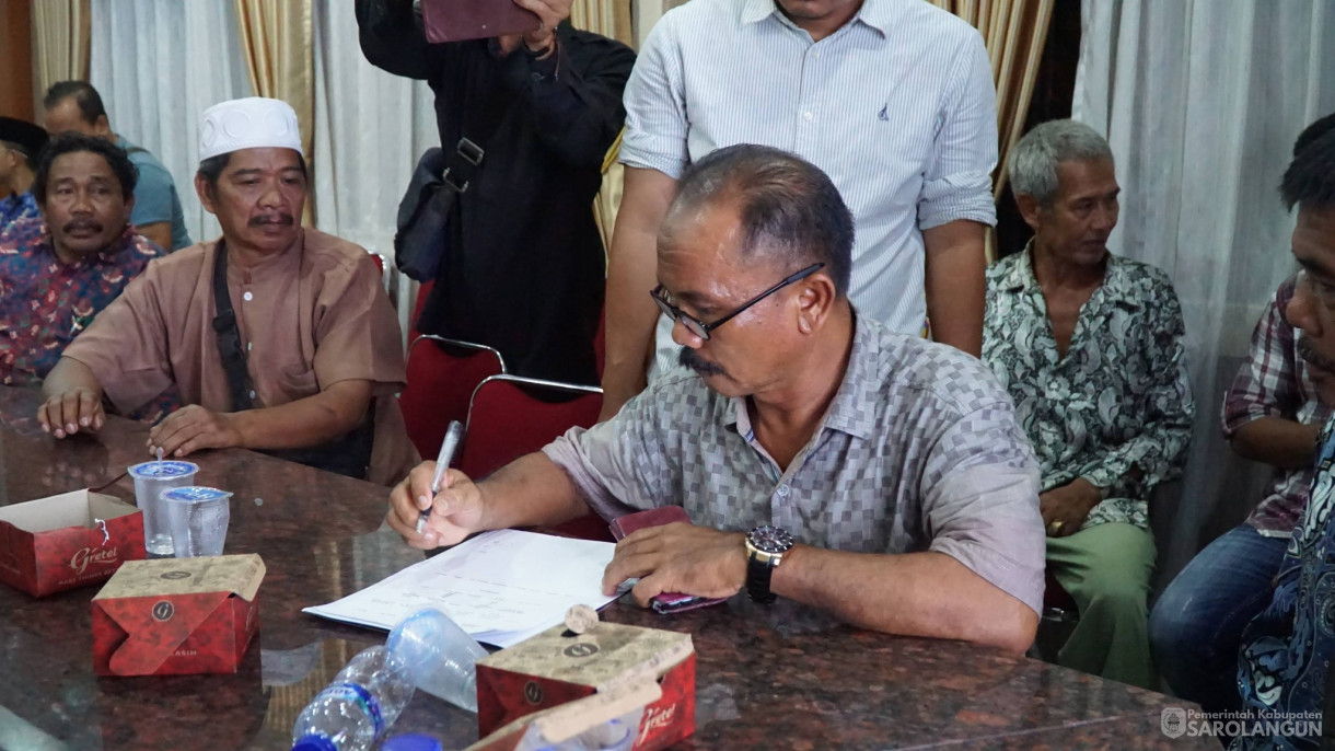 17 April 2026 Penandatanganan Surat Kesepakatan Perdamaian Antara Warga SAD dengan PT SAL di Ruang Pola Utama Kantor Bupati Sarolangun.