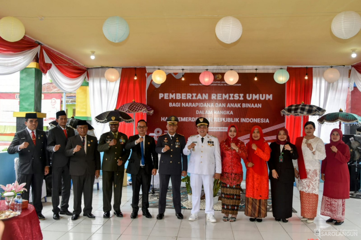 17 Agustus 2023 - Penjabat Bupati Sarolangun Dr. Ir. Bachril Bakri, M.App, Sc Menghadiri Acara Pemberian Remisi Bagi Narapidana dan Anak Binaan Dalam Rangka HUT RI Ke-78 Di Lapas Kelas II B Sarolangun