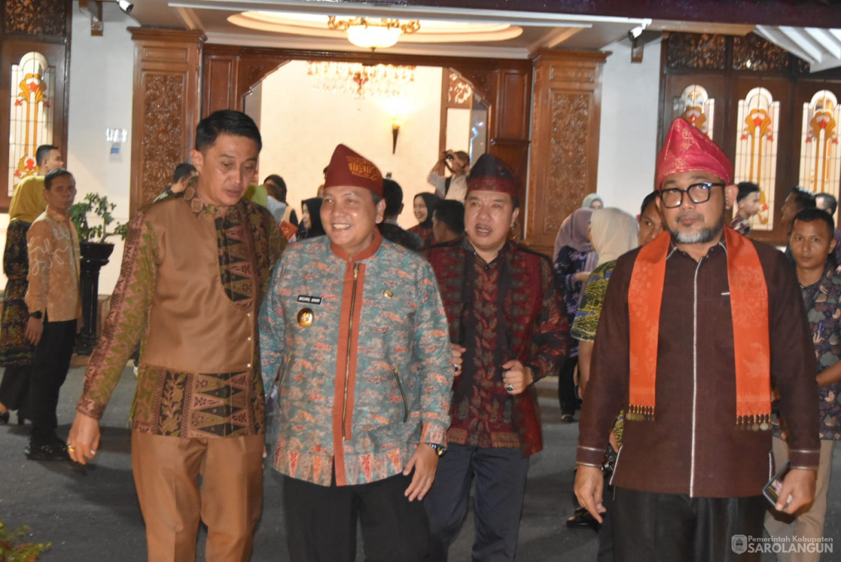 25 Oktober 2023 - Penjabat Bupati Sarolangun Turut Serta Pada Acara Fashion Show Batik Jambi Di Rumah Dinas Gubernur Jambi