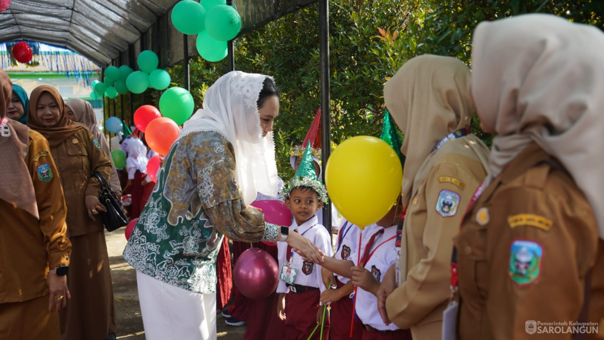 14 Juli 2025 - Pj Sekda Kabupaten Sarolangun Membuka Kegiatan Penguatan Transisi PAUD Ke SD Masa Transisi Masa Pengenalan Lingkungan Sekolah Ramah Tahun 2025 di SD 57 Sungai Benteng Kecamatan Singkut